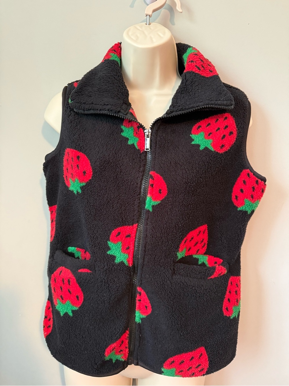 Black Strawberry Patterned Women's Vest